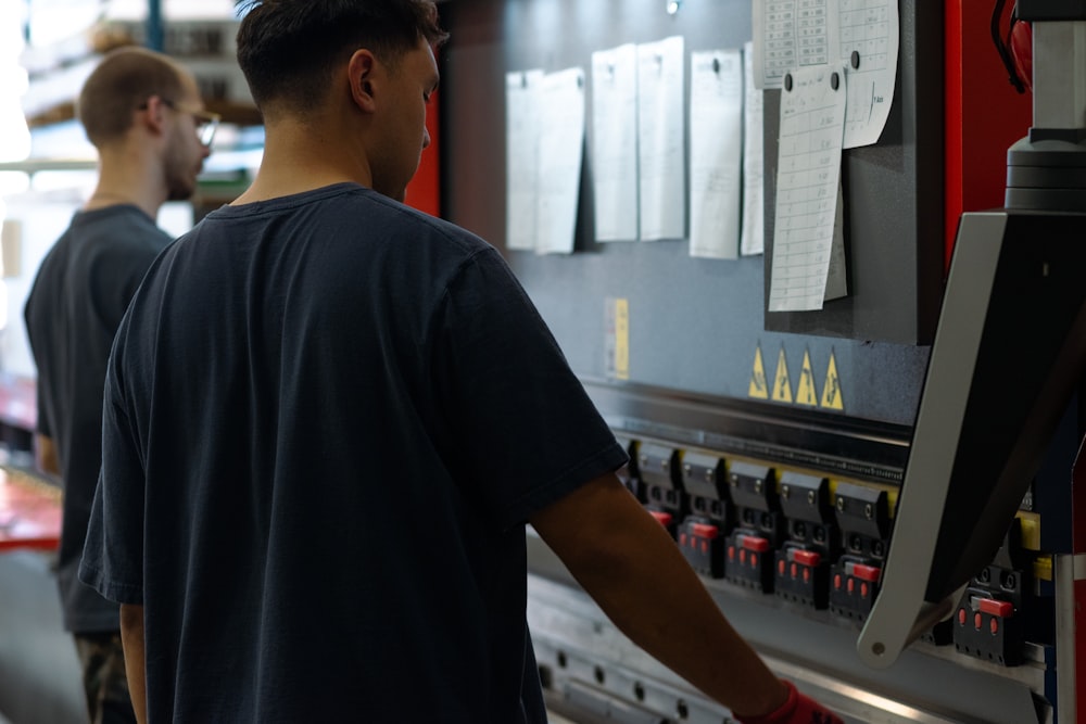 Deux ingénieurs collaborant sur une machine en atelier de production industrielle